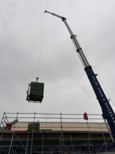 Levage de container : déposer un module dans une cour ou sur un terrain