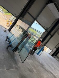 Levage de fenêtres : approvisionner un étage sans passage intérieur