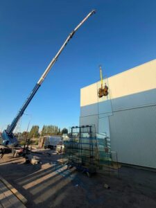 Levage de menuiseries aluminium : poser des éléments lourds avec précision