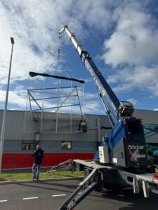 Montage d’enseigne : choisir entre nacelle, levage et manutention