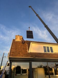 Levage de panneaux photovoltaïques : approvisionner une toiture en sécurité