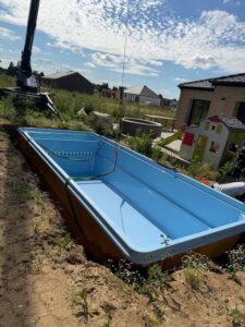 Levage de piscine coque : déposer le bassin dans un jardin inaccessible