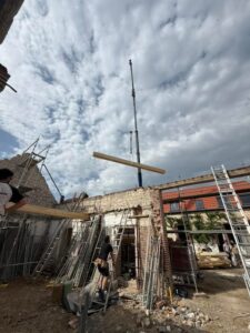 Levage de terrasse : acheminer une structure derrière une maison ou en hauteur